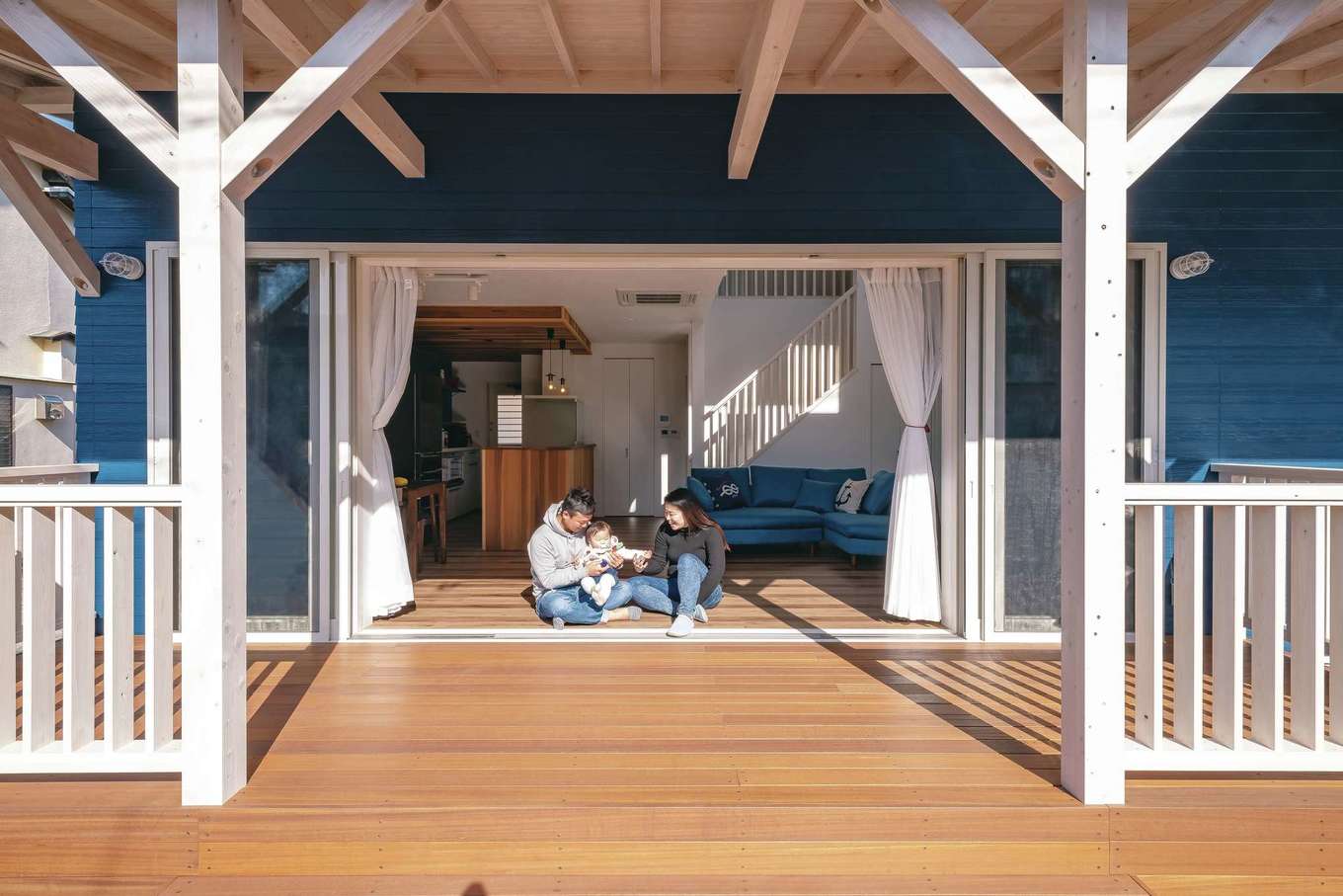 -delphi- デルフィ（藤井建築事務所） 【デザイン住宅、間取り、建築家】木製のウッドデッキ。フルオープンの窓が開放感を演出する