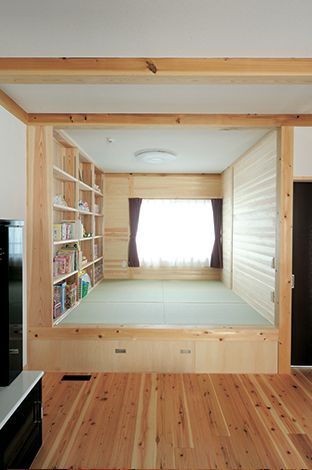小上がりの畳コーナーは家族共有の読書コーナーでもある。畳の下部分は収納スペース