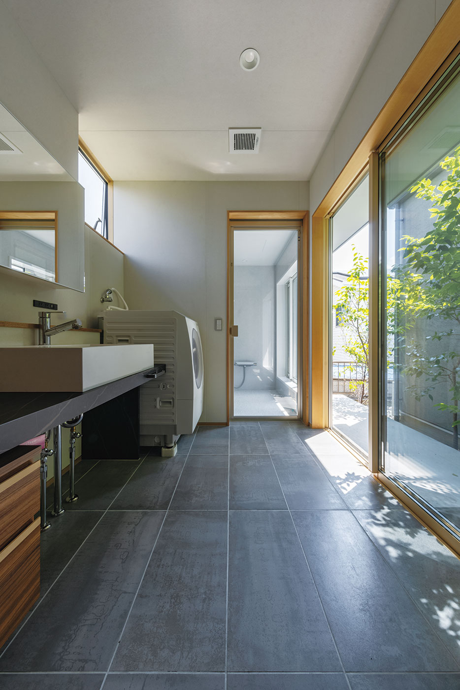 m+h（エムアンドエイチ）建築設計スタジオ【自然素材、建築家、平屋】ランドリースペースと浴室からも自然の緑を感じられる