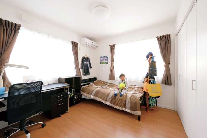 お兄ちゃんの部屋は、ユニ フォームや選手の写真が飾られている