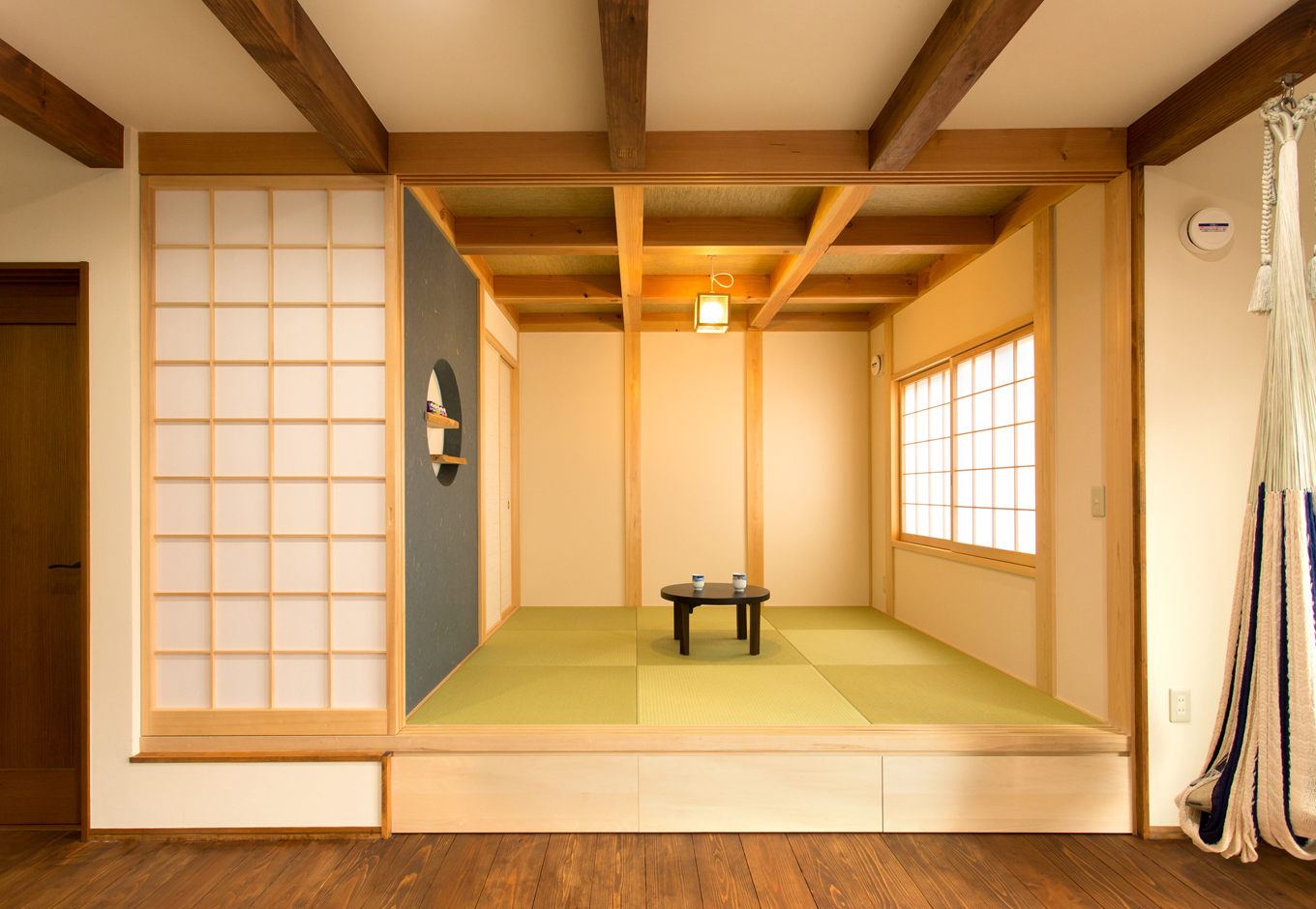 DISTANCE 野本建築【デザイン住宅、省エネ、間取り】和室はご主人のこだわり。和紙の壁紙が良いアクセントに