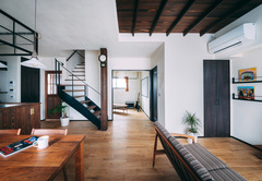 ご主人はギター、奥さまは歌が趣味なので、リビングの奥には音楽ルームが設けてある。普段は仕切り戸をオープンにして広々と開放的に。リビングの壁面にはアイアンのマガジンラックを設けてあり、部屋のアクセントとしても役立っている