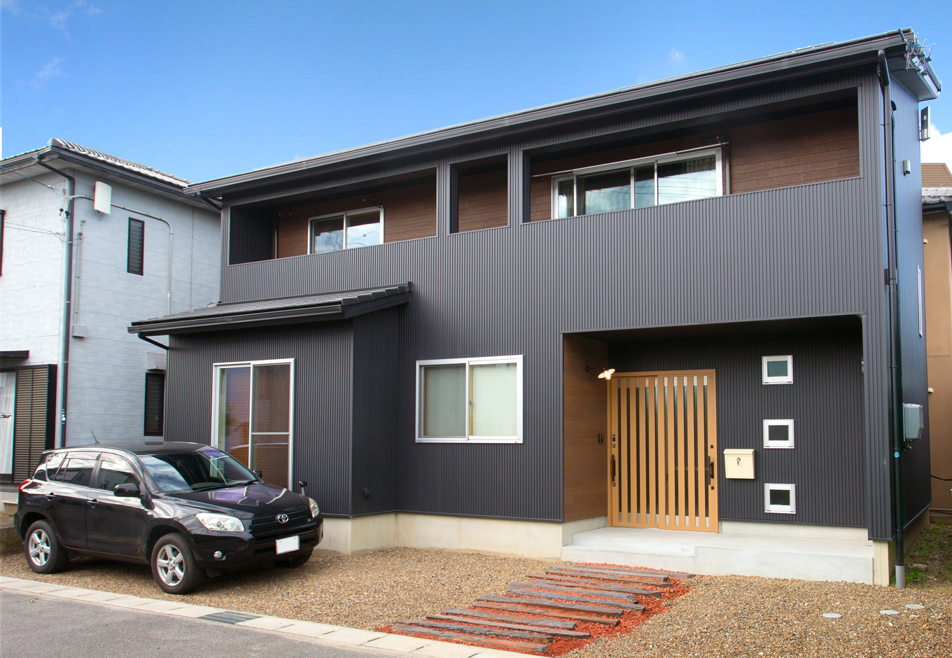 DISTANCE 野本建築【デザイン住宅、省エネ、間取り】外観は黒のガルバリウムのモダンテイスト