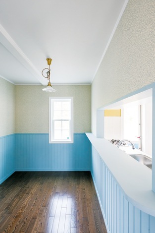 腰壁、クロス、照明にこだわったダイニング。格子の上げ下げ窓が洋館の趣を高める