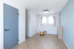 自由にアレンジできるようシンプルにまとめた子ども部屋は、成長に合わせて2つに分割できる造りに。ドアを出たところに、家族共用のファミリークローゼットが用意されている