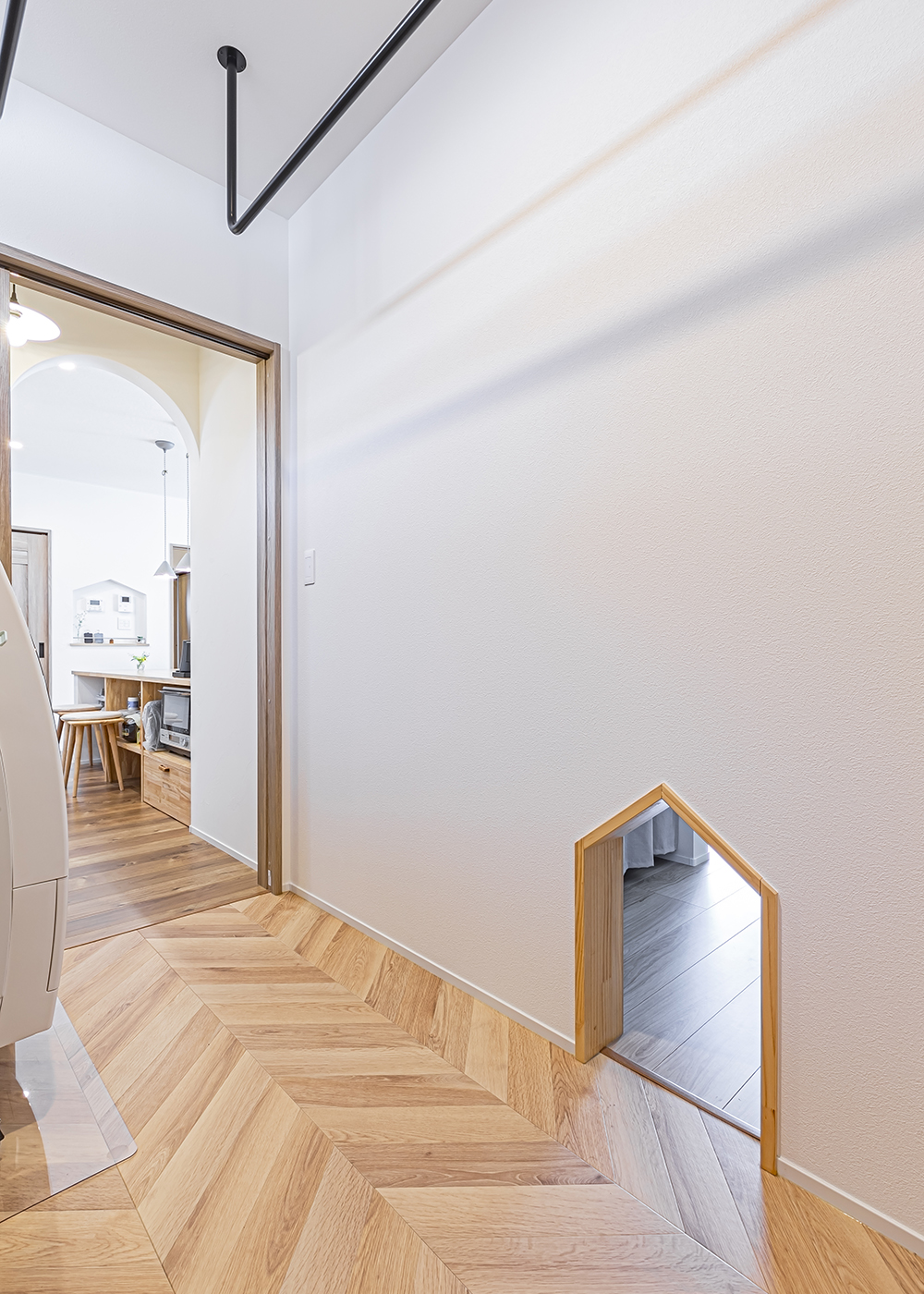 cozy house（小塚建設）【二世帯住宅、間取り、平屋】ランドリールームの壁につくった“ランドリートンネル”。直接行き来ができない寝室に、ワンアクションで洗濯物を運び込める