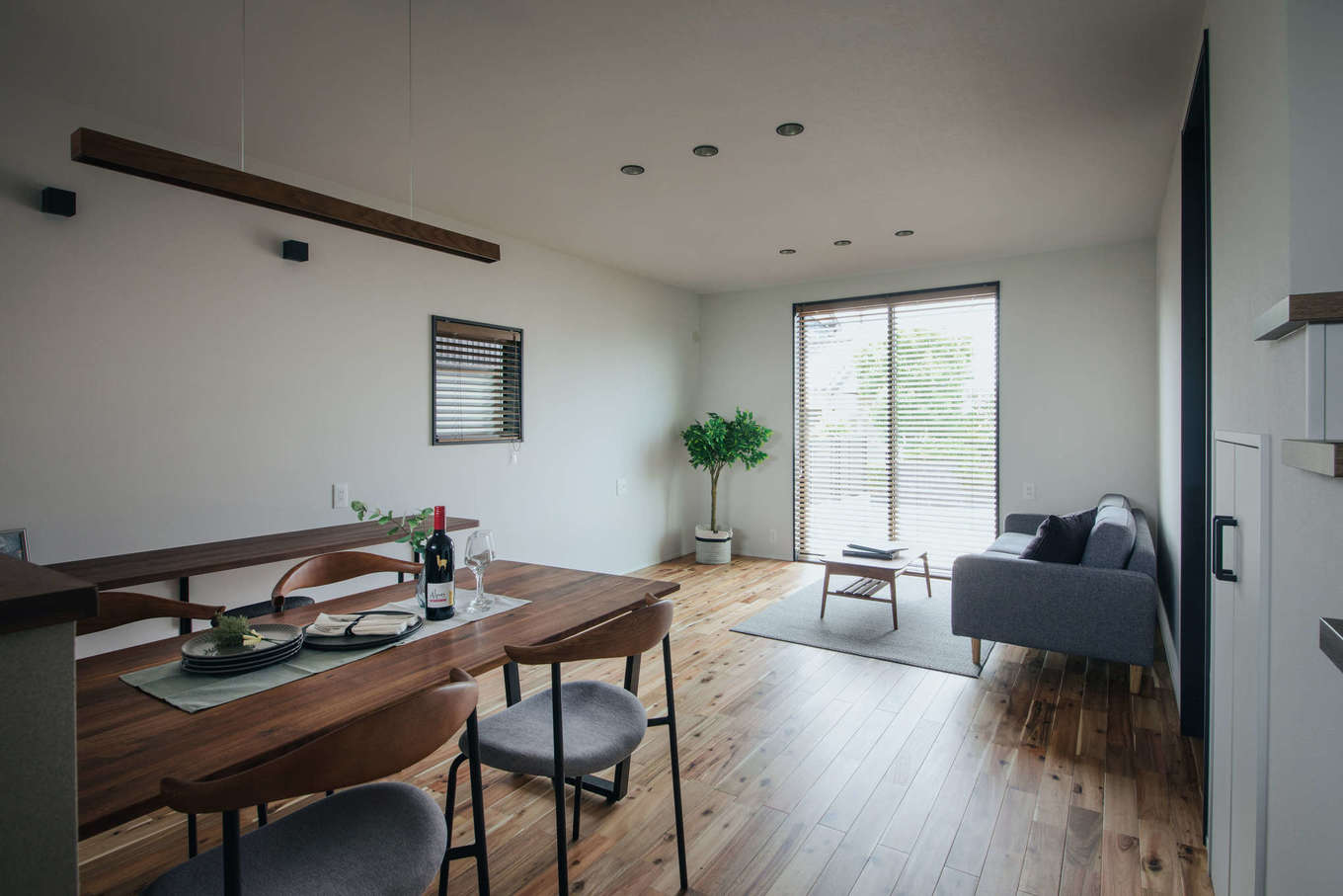 DAITOKU（大得工務店）【趣味、狭小住宅、ガレージ】シックな雰囲気にコーディネートされた17.6畳のリビングダイニング