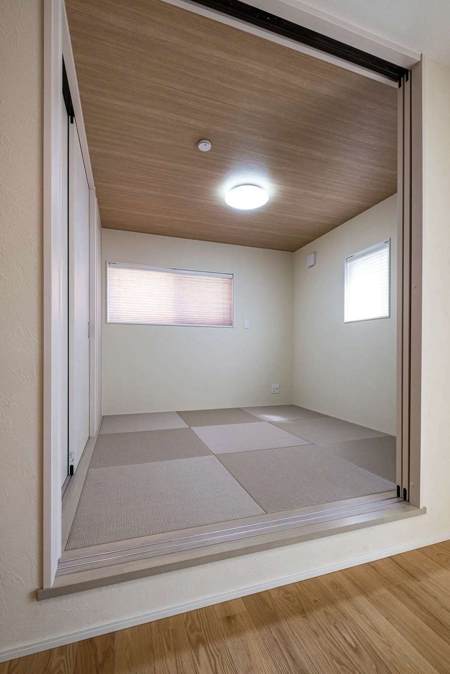 イデキョウホーム【自然素材、省エネ、間取り】キッチン正面の和室は将来的に1階だけで暮らしを完結させることも想定して用意した