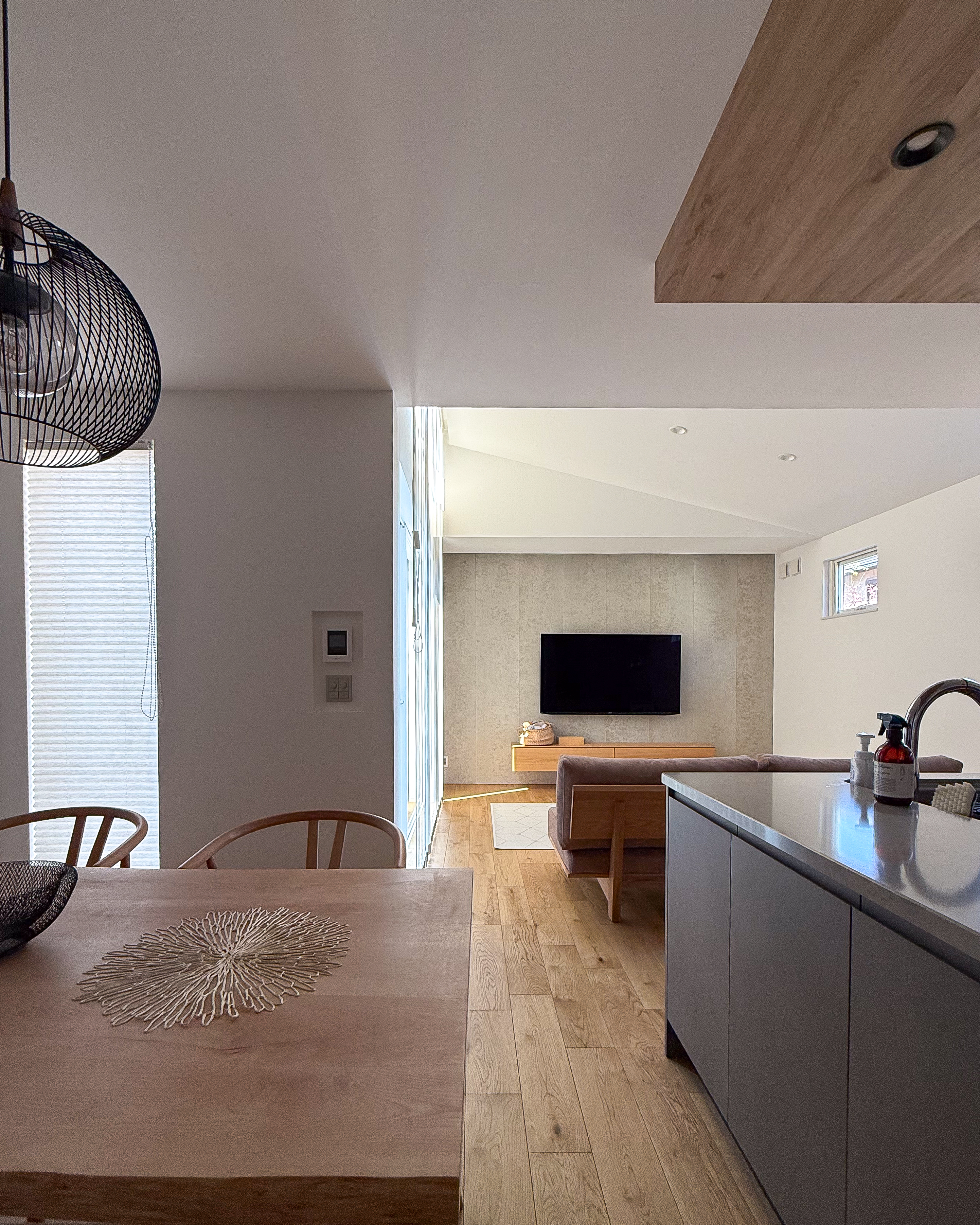 ロイヤルウッド｜開放感あふれるLDKスペース。光がよく差し込むリビングからは明るい雰囲気が漂い、キッチンとダイニングが一体化している。シンプルでモダンなインテリアが魅力。