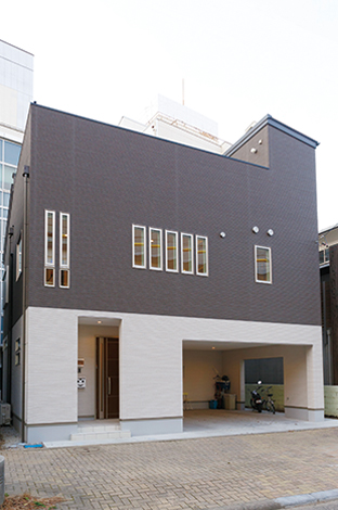 コットンハウス【デザイン住宅、狭小住宅、屋上バルコニー】住宅街でもひときわセンスの良さが目立つデザイン住宅。1階はビルトインガレージ