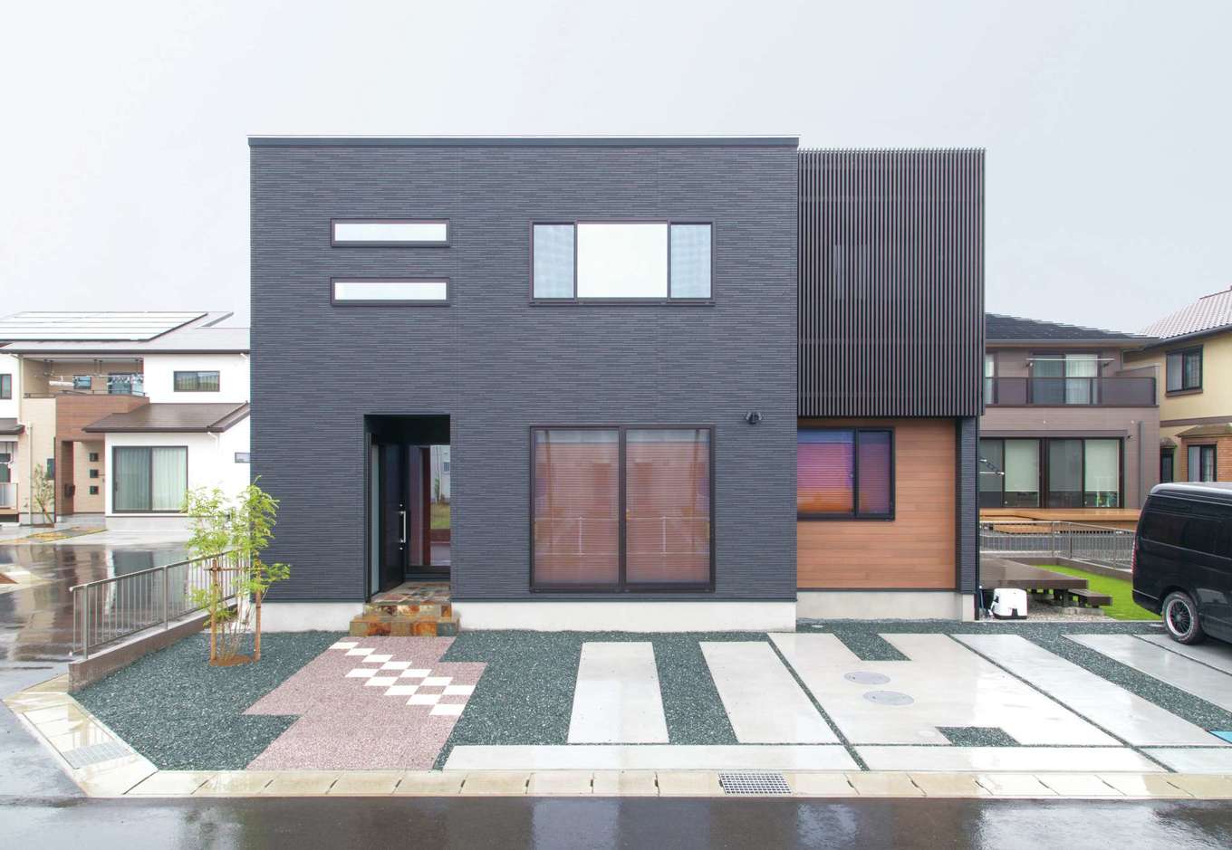 TDホーム静岡西 ウエストンホームズ【デザイン住宅、和風、自然素材】スタイリッシュな外観はバルコニー部の格子がアクセント。窓の形状や仕様も見え方を意識して選択