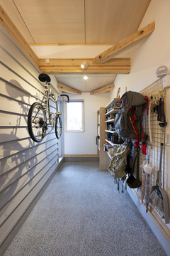 自転車やアウトドア用品もスッキリ収納できる土間。機能的な設計で、趣味を楽しむアイテムを整理整頓可能