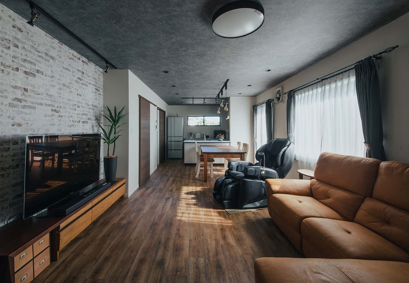 ハート住いる｜間仕切りを取り払い、開放感あふれるモダンなワンルームに一新したLDK。天井・床・壁を張り替え、クロスや照明、窓も変更した。「今までとは比較にならないほど快適です」と家族全員が口をそろえる