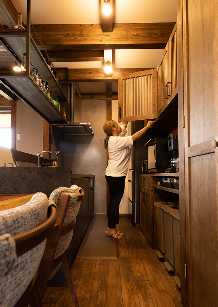 サイエンスホーム【デザイン住宅、和風、間取り】構造材だけではなく、カップボードや建具、階段など、手が触れる機会の多い部分もすべて無垢材で造作した