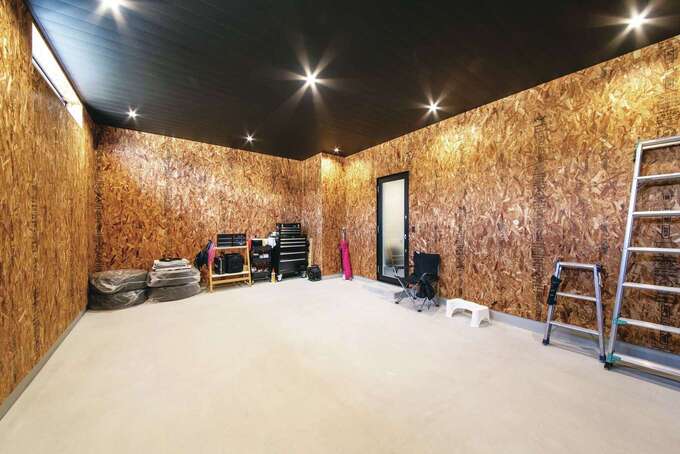 ビルトインガレージはＯＳＢ合板の壁とガルバリウム鋼板張りの天井で男前に演出