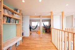 2階のファミリーライブラリー。ロフト付きの子ども部屋は間仕切りも可能