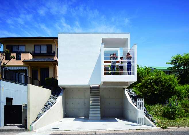 宙に浮いているような構造と、モルタルの上からウレタンホワイト塗装を施した外観が印象的