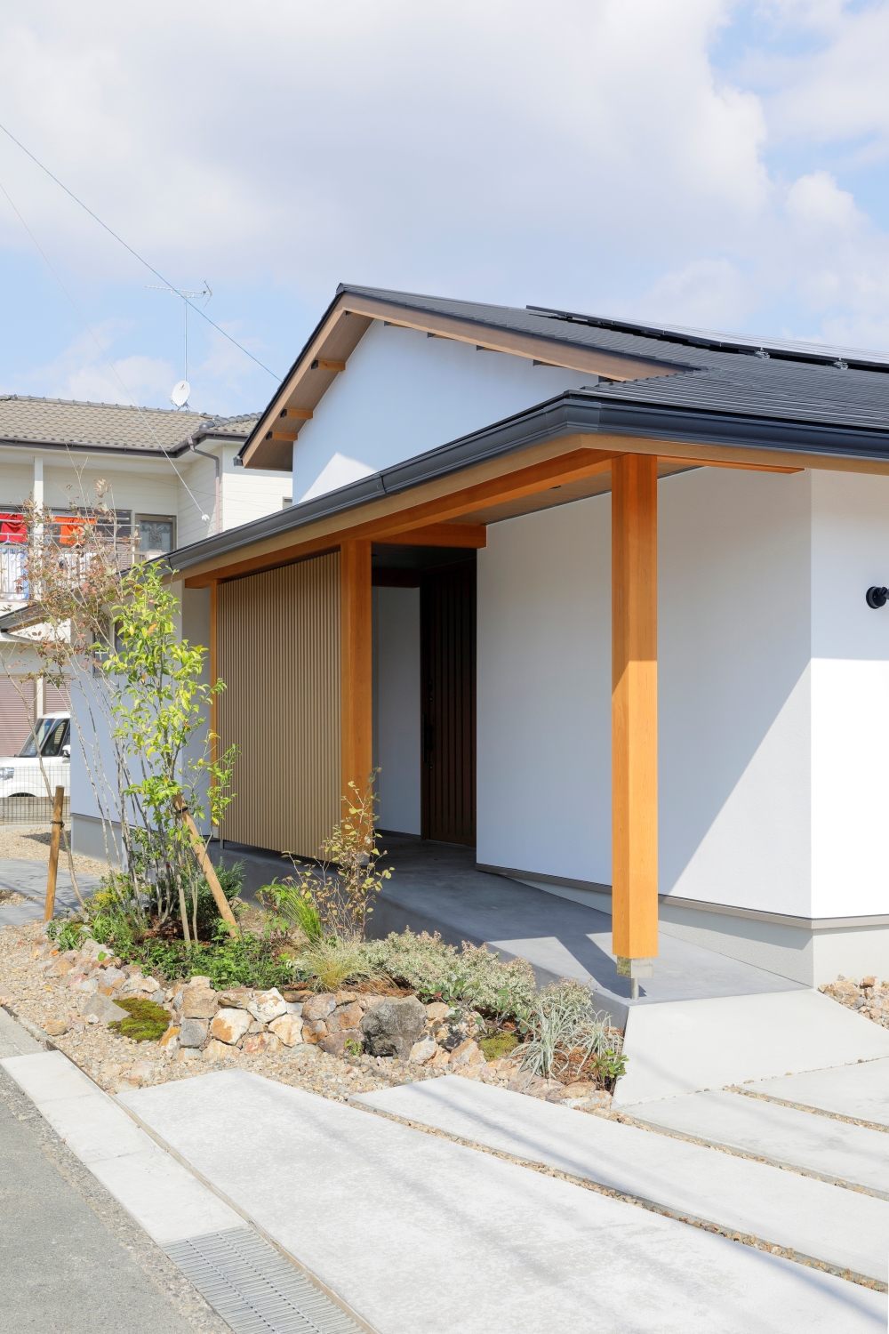 花みずき工房【和風、自然素材、平屋】京都の町家を思わせる縦格子の先には、家庭菜園が楽しめるお庭
