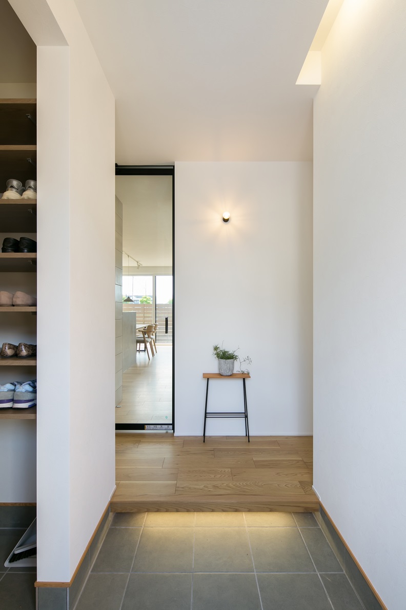 シンプル｜玄関を開けると間接照明＋ブラケットライトがお出迎え。
シンプルでおしゃれな空間となった。
