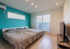 ターコイズブルーのクロスが主寝室のアクセントに