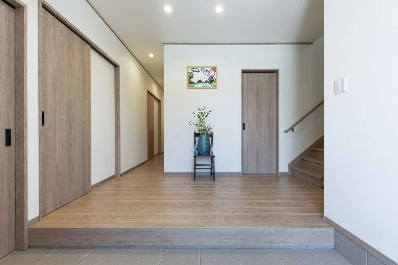 ぽっくハウス静岡（東海ハウス）｜建替え前の家と同じように玄関は十分な広さを確保。左側は土間と室内、両方から行き来できる大容量のシューズインクローゼット