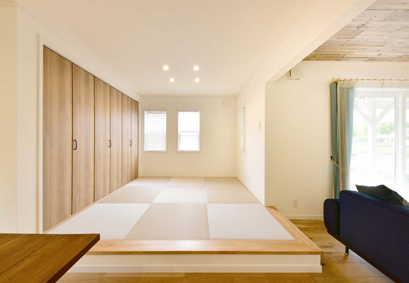 静鉄ホームズ【デザイン住宅、趣味、インテリア】LDK空間に小上がりの畳スペースも設置。クローゼットも広く設けたので、物が溢れがちなリビングがスッキリと片付く。