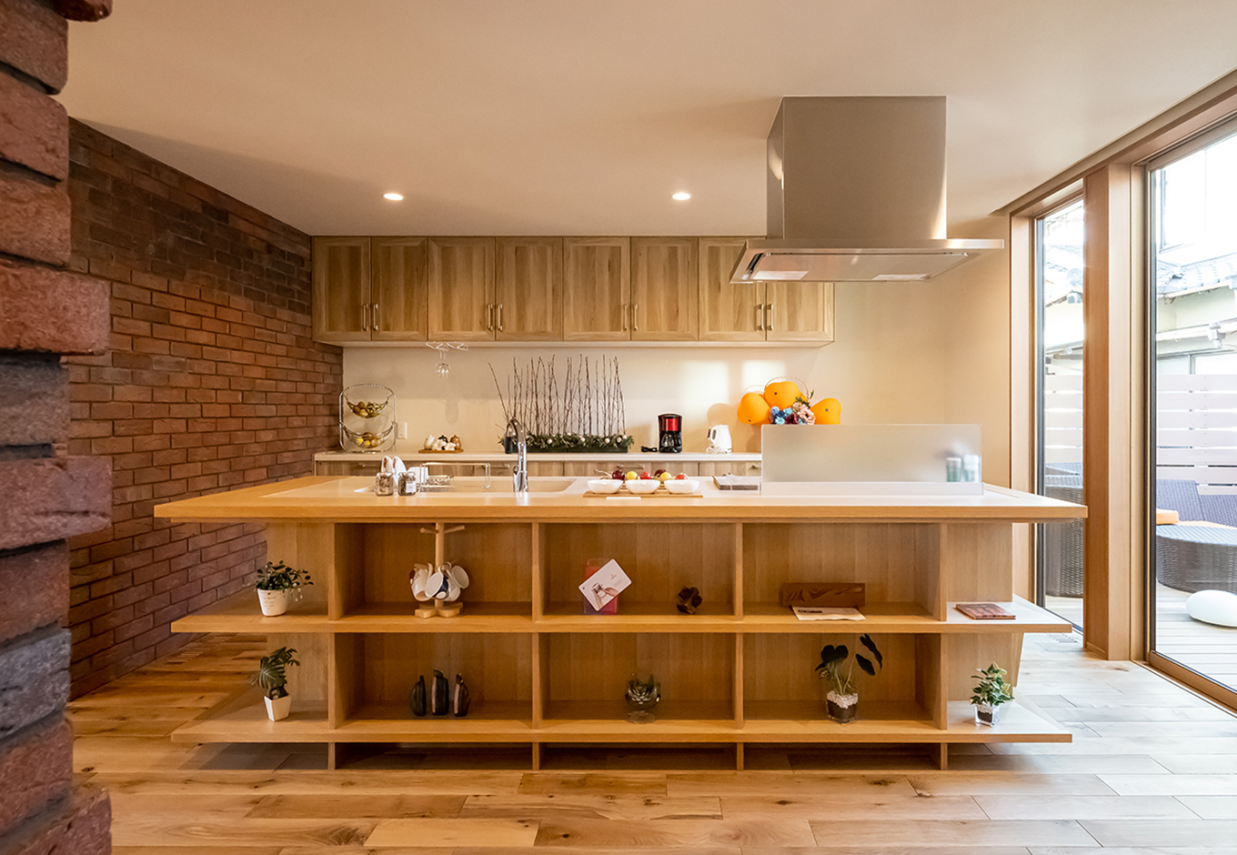 住宅工房 アリアンス【富士市伝法2001-35・モデルハウス】段差のあるダイニングからの気配と、正面とは違う方向に位置するリビングからの気配を、のびのびとした距離感で感じ取れるキッチン。さらに、2階への動線を見守りながら、常に家族の様子を把握でき、それでいて料理にも集中できる空間が新しい日常の感動を届けてくれる