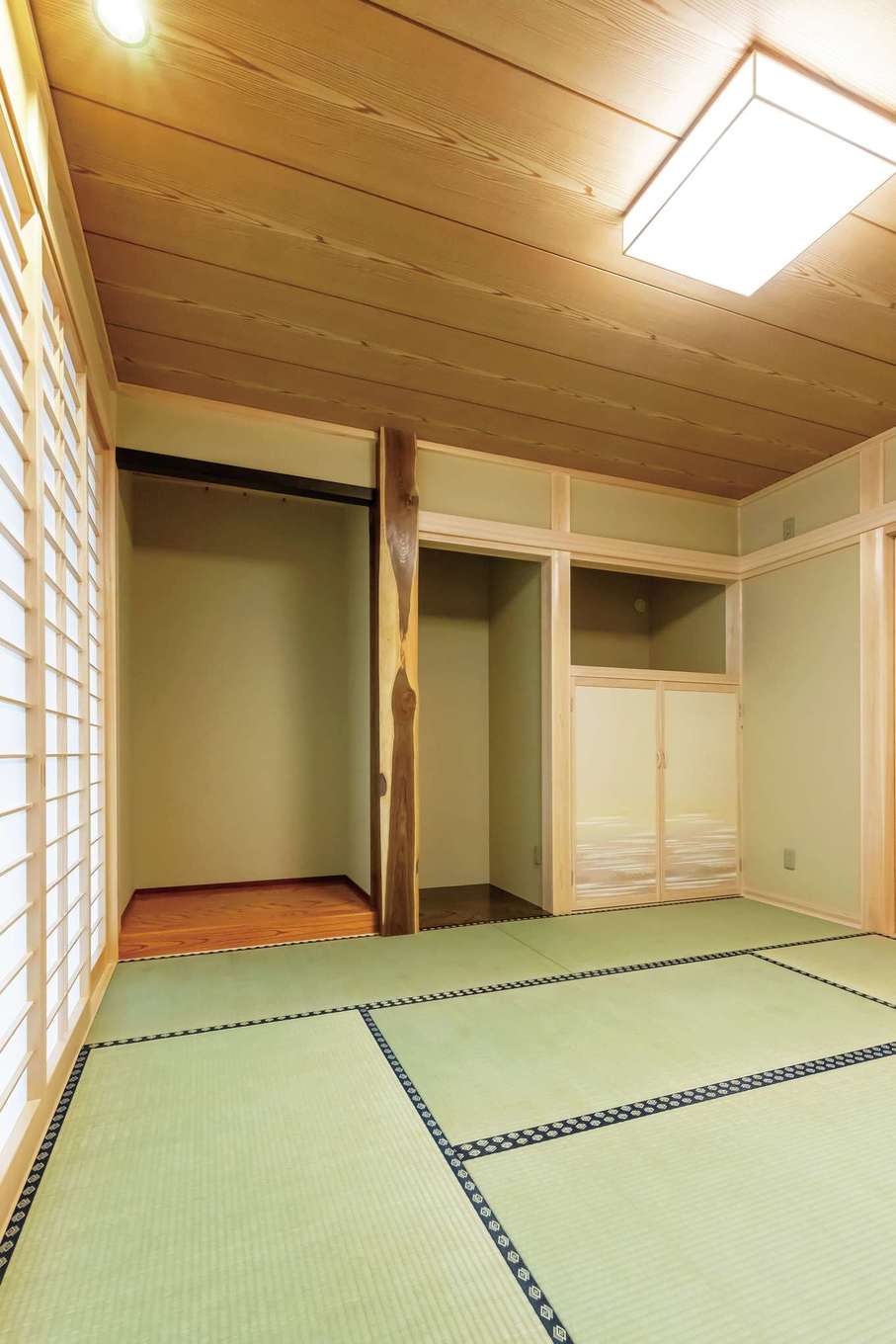 住まいるコーポレーション【子育て、二世帯住宅、自然素材】玄関の横にある8畳の和室。床柱には縁起の良い「槐（エンジュ）」を採用し、和の空間を優雅に引き立てている