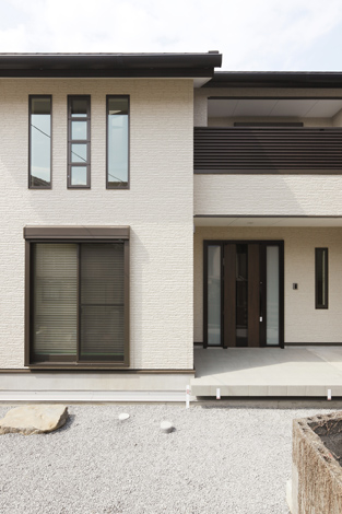 小野田産業～designers house project～【デザイン住宅、収納力、スキップフロア】広い玄関ドアを採用したシンプルモダンな外観