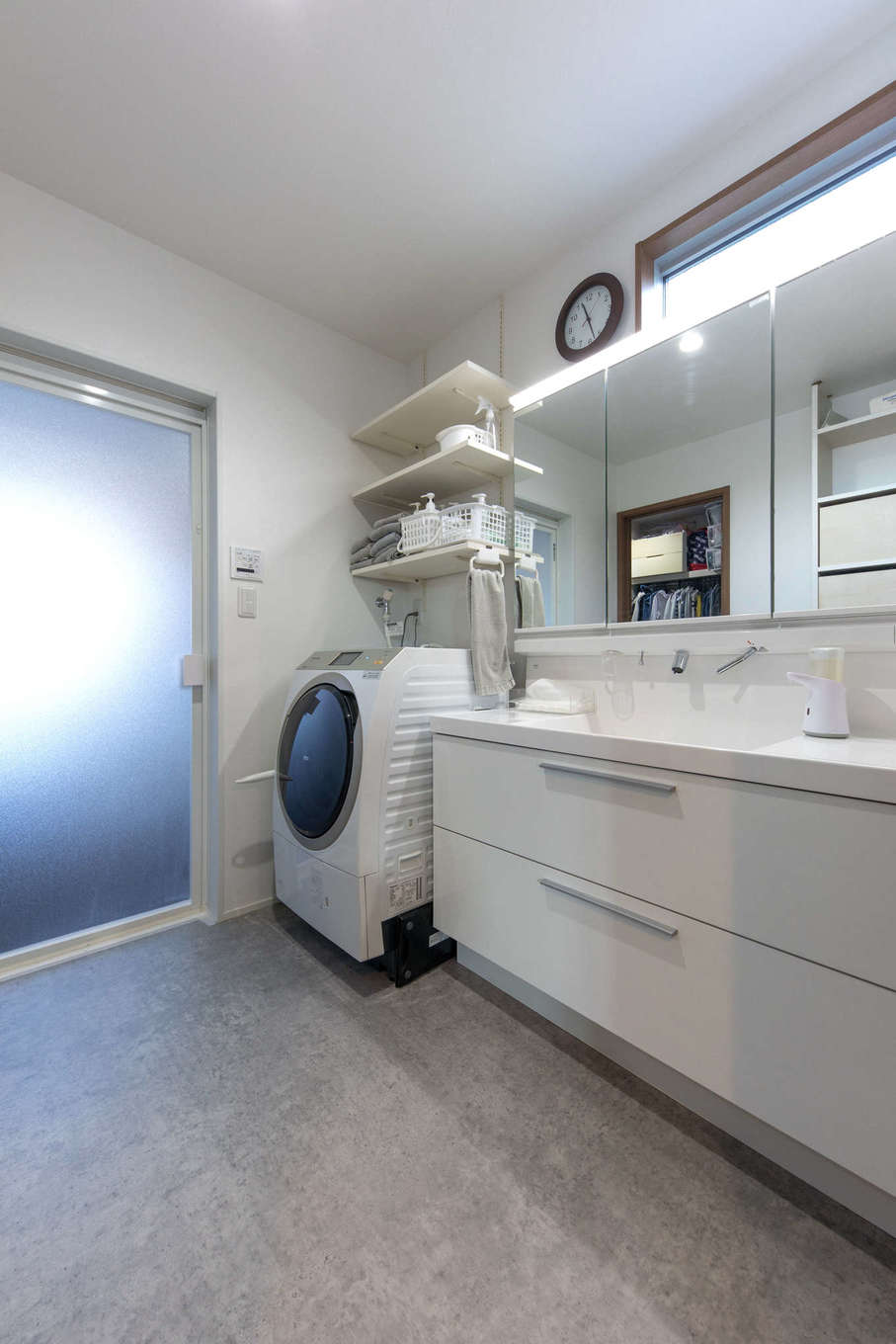 建築システム（狭小住宅専門店）【狭小住宅、間取り、屋上バルコニー】ゆったりとした広さの洗面脱衣所。上部にスリット窓で明かりを取り入れる。洗面の背面には天井までの大容量収納も完備