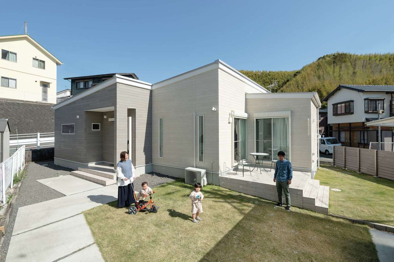 HAPPY HOUSE（山田工務店）【デザイン住宅、間取り、平屋】建物の費用とのバランスを見ながら、希望の土地を入手できた。南側に庭を設けつつ、4台分の駐車スペースを確保するなど、土地形状と周辺環境に合わせて敷地全体を計画