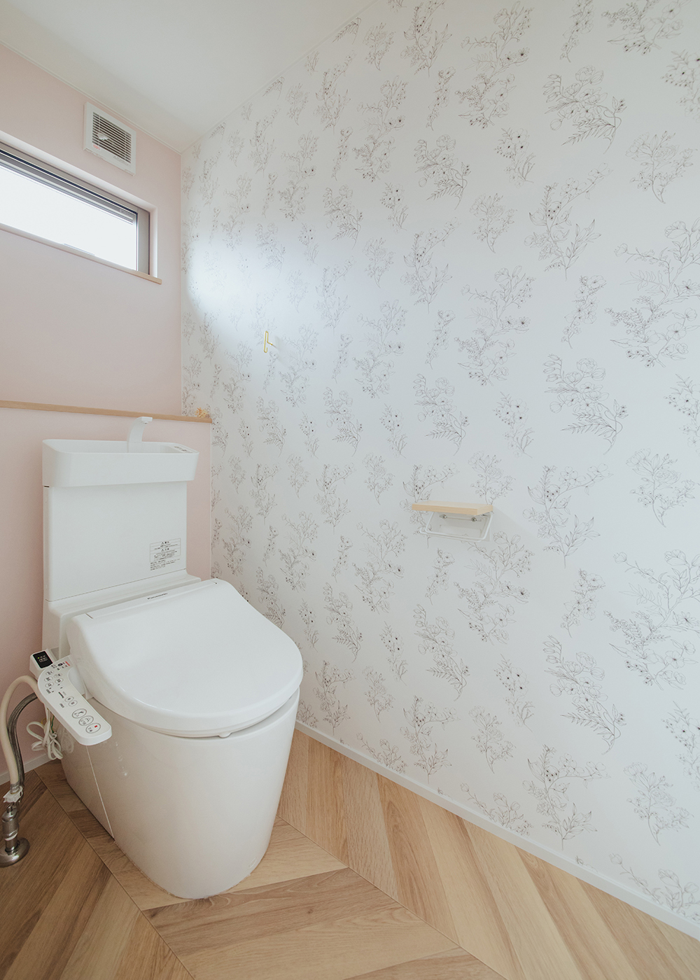 ナイスホーム【デザイン住宅、趣味、間取り】2階のトイレは、小花柄と薄ピンク色の壁紙で可愛らしい雰囲気に