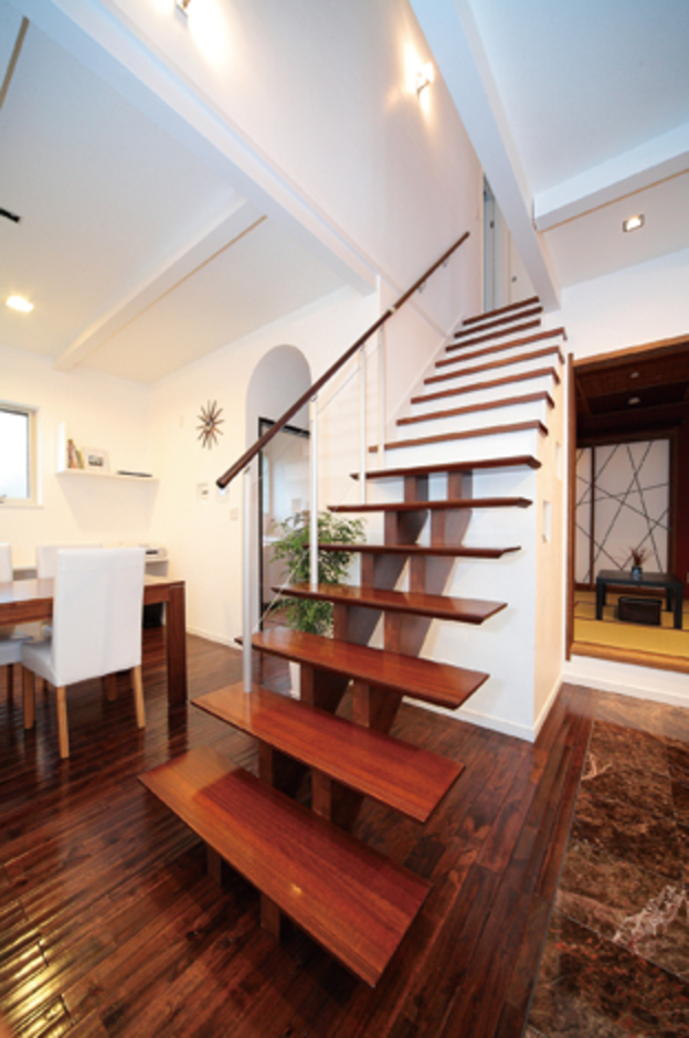 1階の中央で存在感を放つ階段。元気にとび回 る長男もお気に入り