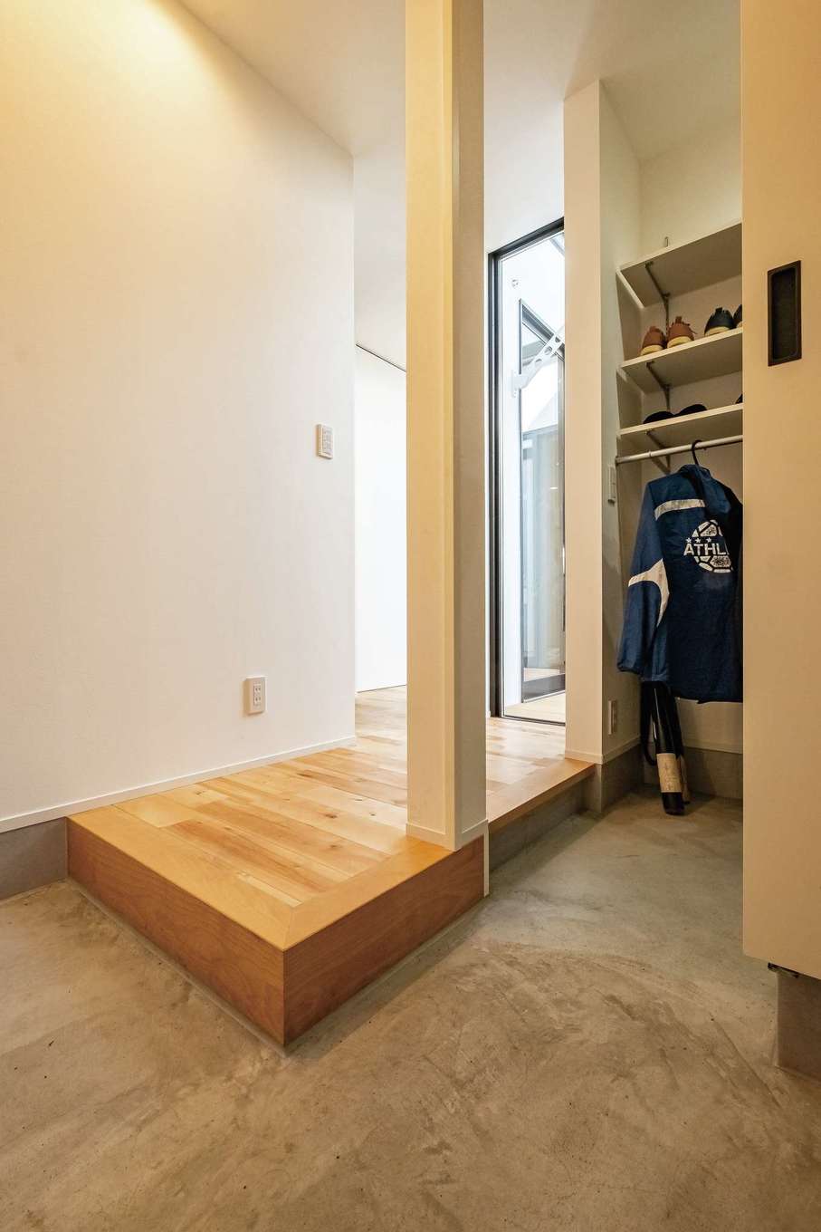 ARCHITECT STUDIO TEGOKORO （遠藤建築店）【子育て、間取り、平屋】玄関横にはシューズインクローゼットを設置。ご主人の仕事着や上着もかけられるハンガーラックも取り付けた