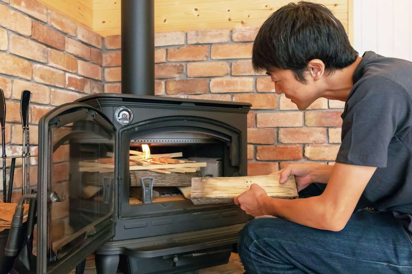 フジモクの家（富士木材）【デザイン住宅、自然素材、平屋】ご主人の長年の夢を叶えた薪ストーブのある暮らし。パチパチと爆ぜる音が心地よく、ざわついた心をリセットしてくれる