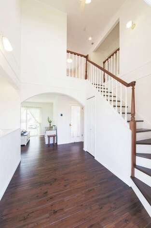 吹抜けのダイニングスペース。アーチ型の壁と階段が優雅な雰囲気を醸し出す