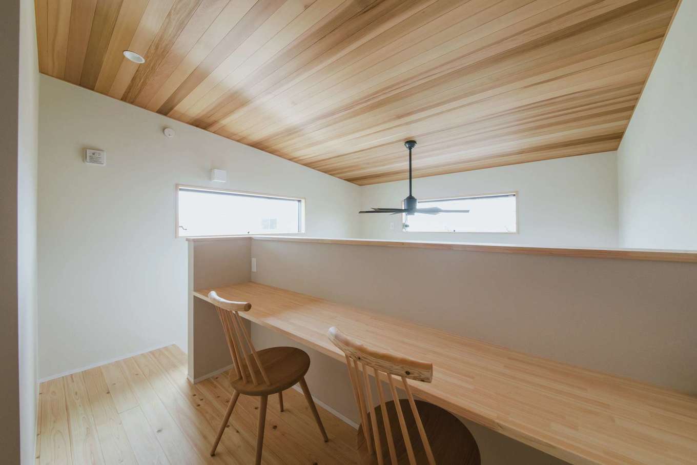 フジモクの家（富士木材）【デザイン住宅、自然素材、間取り】2階の床は富士ヒノキ。ホールには吹き抜けに面した造作カウンターを用意。リモートワークや将来の宿題にピッタリだ