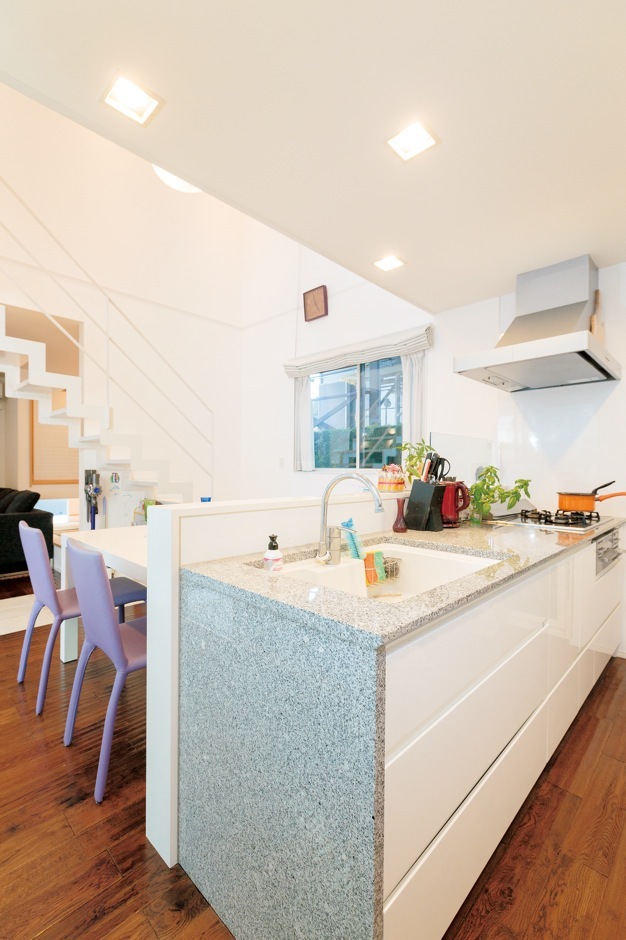 床をダークカラーにしたので、キッチンは明るめの白御影をチョイス。明るく清潔感のある空間に。本物が放つ重厚感は『納得』オリジナルの「REGALO」ならでは