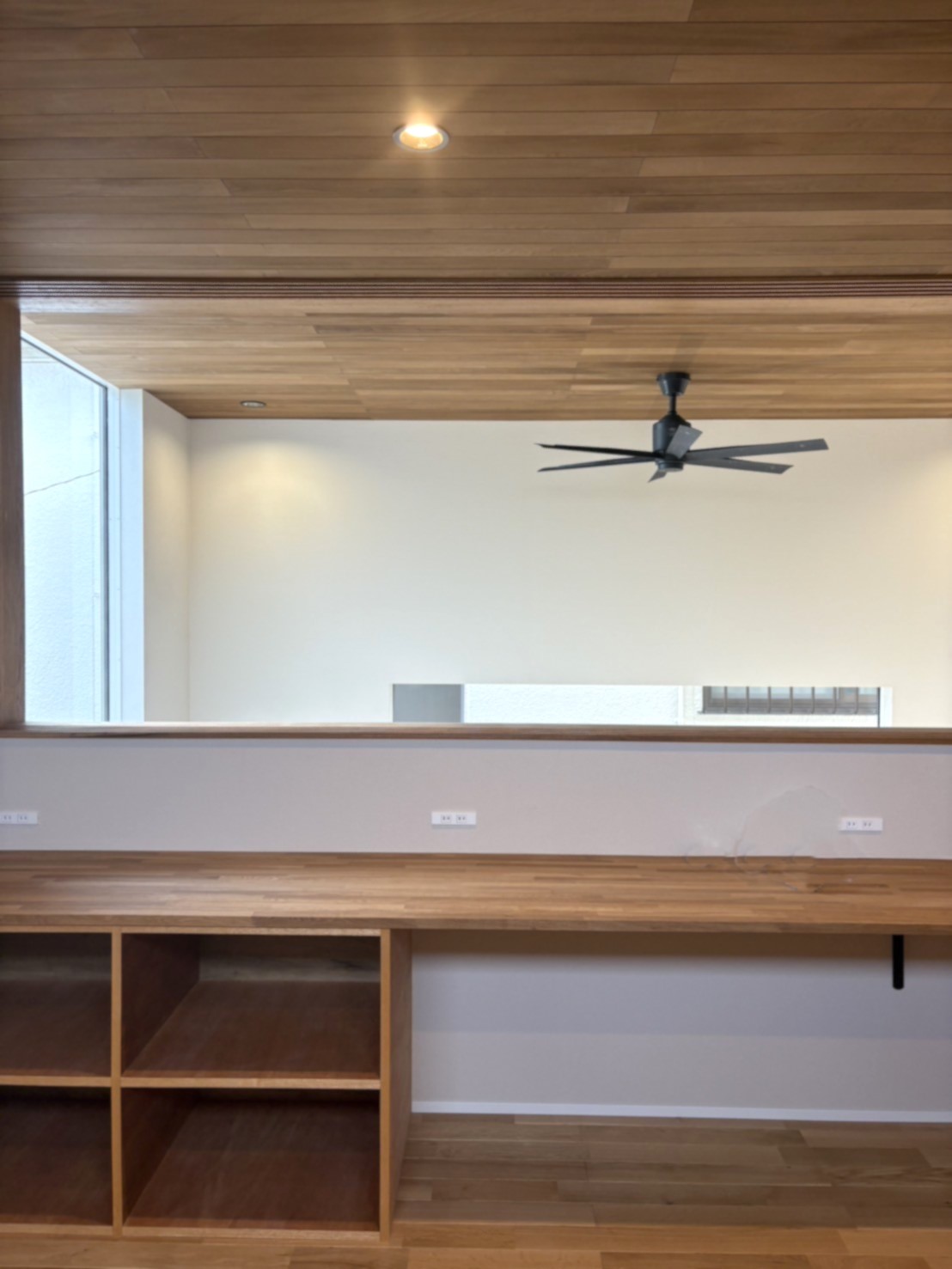 吹き抜けで家族とつながるスタディカウンター