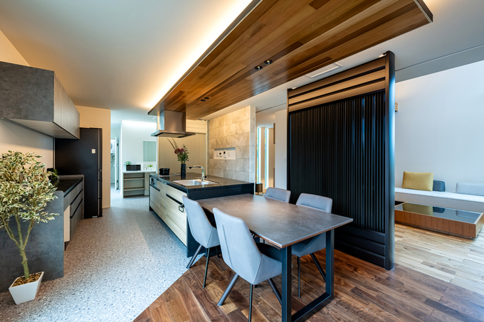 モダンなデザインのLDK。広々とした空間にダイニングセットが配置され、床の異素材がアクセントとなっている。優雅な生活を演出するインテリア。