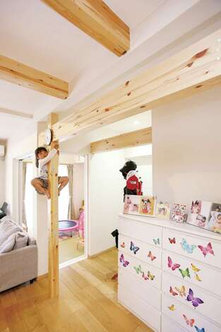 LDKに設置した子どもが登って遊ぶための柱。将来的には、ここにうんていをつくる予定。自然素材が心地いいから、子どもたちは遊ぶためだけでなく自然と集まってくる