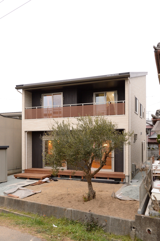 スタイリッシュなフォルムの外観デザインは、『Yamaguchi Design』の得意とするところ。片流れの屋根には12.3kWのソーラーパネルを搭載し、20年固定で売電できる。庭のシンボルツリーは、高級爪楊枝の材料となる落葉低木の「クロモジ」を植えた