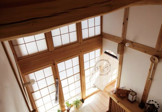 雪見障子からの光がやさしく迎えてくれる玄関には、大容量の収納も