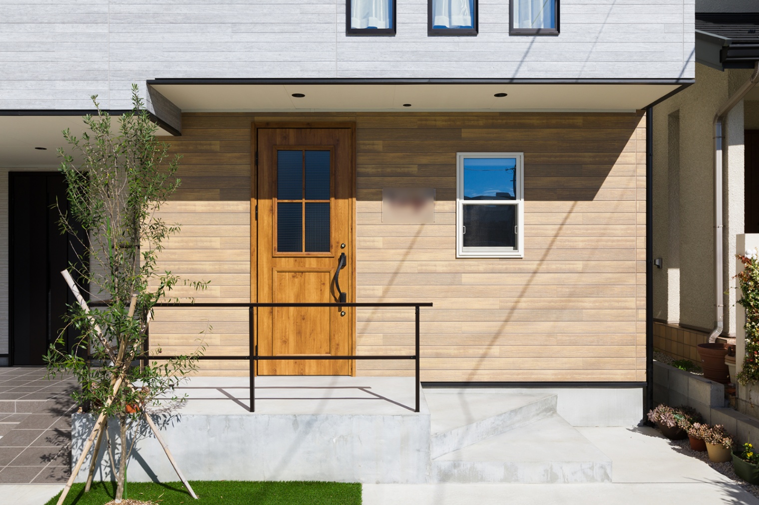 ナイスホーム｜テクノストラクチャー工法で叶えた木造3階建て。スタイリッシュなデザインをベースに、店舗の出入口はカフェのようなナチュラルでリラックスできるデザインにした