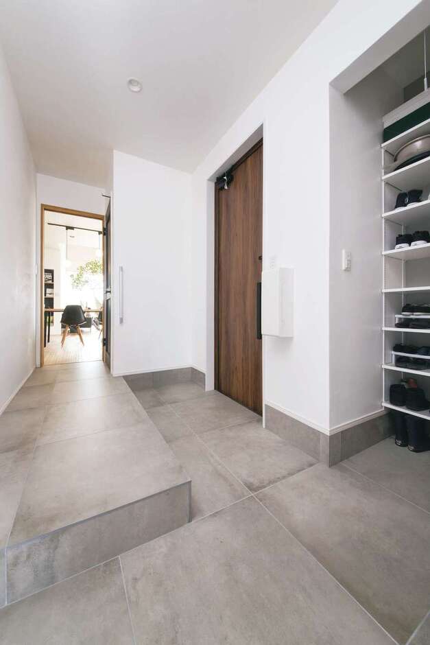 無機質でCOOLなデザインが美しいエントランス