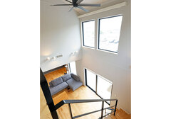 吹き抜けのリビングは開放感抜群で、自然光がたっぷり入る。リビング階段がアクセントとなり、モダンでスタイリッシュな空間を演出