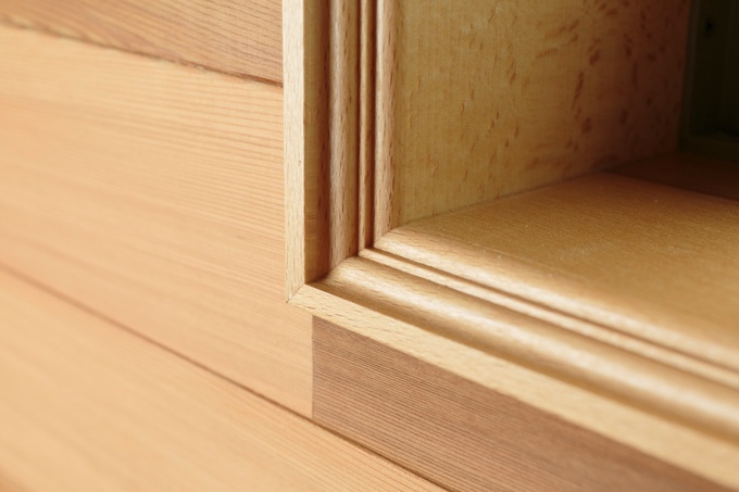 家の窓枠はすべてヒノキで職人が一つ一つ丁寧に手作りしている