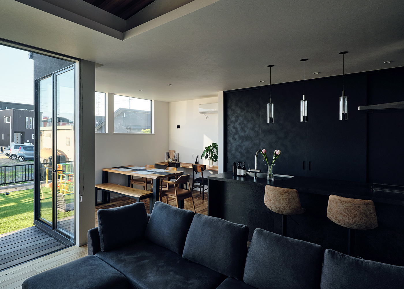 平屋建築ブルーハウス【デザイン住宅、間取り、平屋】ダイニングとリビングの開口部はできるだけ大きく確保し、室内から庭の景色を楽しめる配置に。自然が身近に感じられ、リゾート地にいるかのような心地よい時間が過ごせる