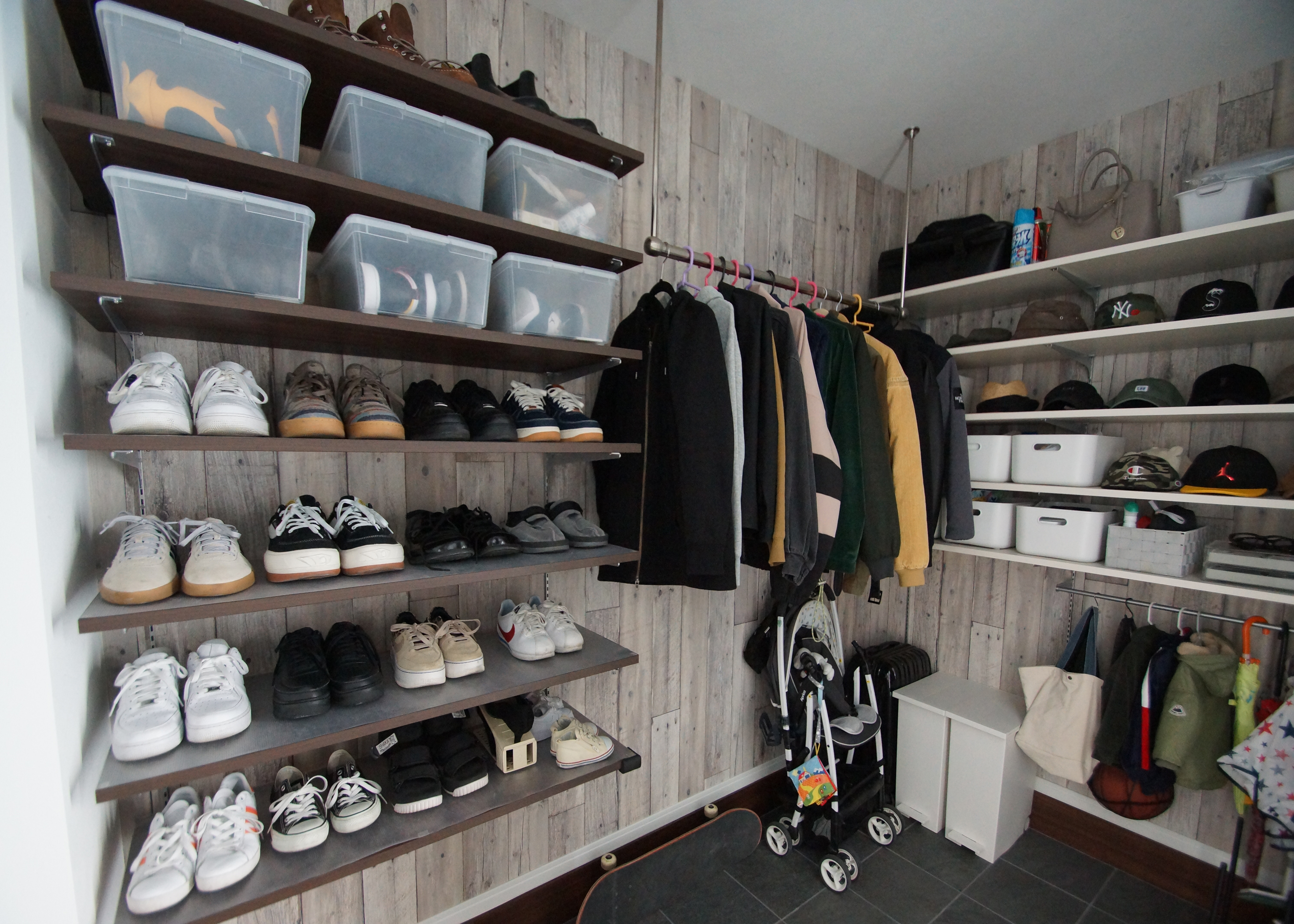 吉川住建【デザイン住宅、収納力、間取り】ご主人のバスケットシューズのコレクションがずらりと並ぶ土間収納