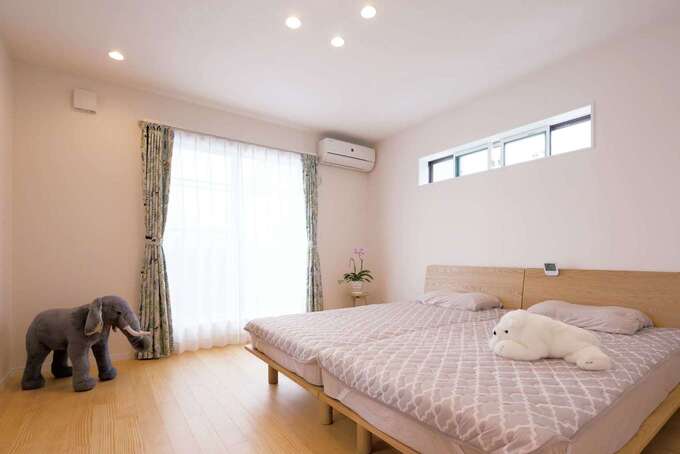 隣家と接する壁には高い位置にスリットを付け、採光と通風に配慮している